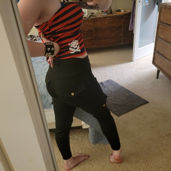 Black butt shaping leggings with side and back pockets , and a striped tube top - Picture 4 of 6